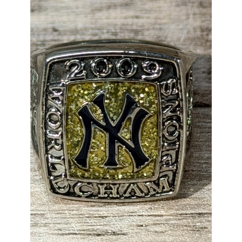 MLB New York Yankees 2009 World Series Championship Replica Ring